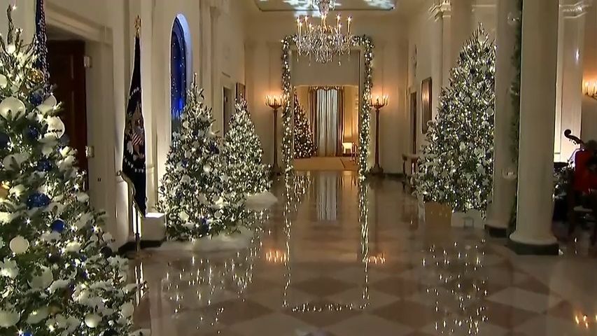 Video: Vánoce v Bílém domě. Letošní výzdoba připomíná pracovníky z první linie
